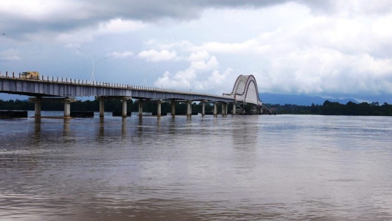  Jembatan  Tayan dan Kabupaten Sanggau yang Mempesona