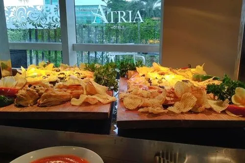 menu makanan di Atria Hotel dan Residence